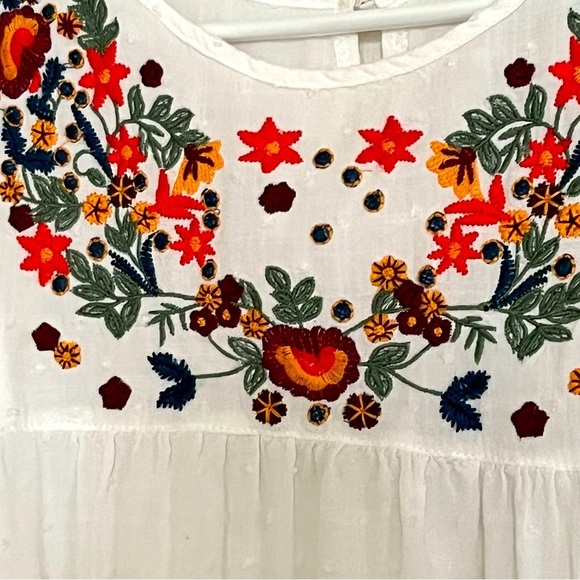 Solitaire Anthropologie Embroidered Flower Detailed White Peasant Top Size Small - Picture 4 of 5